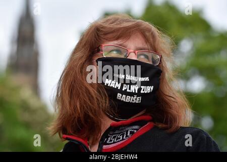 Hunderte von Menschen trafen sich heute, am Mittwoch, den 29. April 2020, in Prag-Letna, um gegen die Schritte und die Art der Kommunikation des Kabinetts inmitten der Coronavirus-Epidemie zu protestieren, ein Ereignis, das der Vorsitzende der Demokratiegruppe Mikulas Minar in „Million Moments for Democracy“ als „Spaziergang“ inszenierte. Da ein Spaziergang über das Virus nicht verboten ist und die Menschen ein Foto mit den Fragen machen und es online mit dem Hashtag PtameSeVlady (WeAskTheGovernment) veröffentlichen sollen. Mehrere Dutzend Menschen versammelten sich auch zu einem regierungsfeindlichen Protest im Denis-Park in Brünn. (CTK Photo/Vaclav Salek) Stockfoto