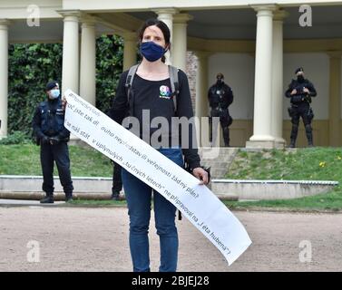 Hunderte von Menschen trafen sich heute, am Mittwoch, den 29. April 2020, in Prag-Letna, um gegen die Schritte und die Art der Kommunikation des Kabinetts inmitten der Coronavirus-Epidemie zu protestieren, ein Ereignis, das der Vorsitzende der Demokratiegruppe Mikulas Minar in „Million Moments for Democracy“ als „Spaziergang“ inszenierte. Da ein Spaziergang über das Virus nicht verboten ist und die Menschen ein Foto mit den Fragen machen und es online mit dem Hashtag PtameSeVlady (WeAskTheGovernment) veröffentlichen sollen. Mehrere Dutzend Menschen versammelten sich auch zu einem regierungsfeindlichen Protest im Denis-Park in Brünn. (CTK Photo/Vaclav Salek) Stockfoto