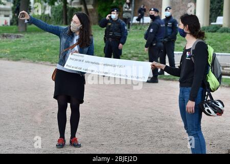 Hunderte von Menschen trafen sich heute, am Mittwoch, den 29. April 2020, in Prag-Letna, um gegen die Schritte und die Art der Kommunikation des Kabinetts inmitten der Coronavirus-Epidemie zu protestieren, ein Ereignis, das der Vorsitzende der Demokratiegruppe Mikulas Minar in „Million Moments for Democracy“ als „Spaziergang“ inszenierte. Da ein Spaziergang über das Virus nicht verboten ist und die Menschen ein Foto mit den Fragen machen und es online mit dem Hashtag PtameSeVlady (WeAskTheGovernment) veröffentlichen sollen. Mehrere Dutzend Menschen versammelten sich auch zu einem regierungsfeindlichen Protest im Denis-Park in Brünn. (CTK Photo/Vaclav Salek) Stockfoto