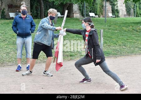 Hunderte von Menschen trafen sich heute, am Mittwoch, den 29. April 2020, in Prag-Letna, um gegen die Schritte und die Art der Kommunikation des Kabinetts inmitten der Coronavirus-Epidemie zu protestieren, ein Ereignis, das der Vorsitzende der Demokratiegruppe Mikulas Minar in „Million Moments for Democracy“ als „Spaziergang“ inszenierte. Da ein Spaziergang über das Virus nicht verboten ist und die Menschen ein Foto mit den Fragen machen und es online mit dem Hashtag PtameSeVlady (WeAskTheGovernment) veröffentlichen sollen. Mehrere Dutzend Menschen versammelten sich auch zu einem regierungsfeindlichen Protest im Denis-Park in Brünn. (CTK Photo/Vaclav Salek) Stockfoto