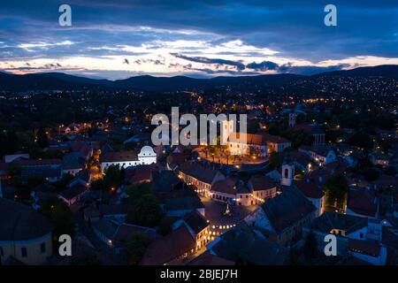 Szentendre, Ungarn - beleuchtete Stadt nach Sonnenuntergang. Wolkiger blauer Himmel, leere Straßen in Europa. Stockfoto