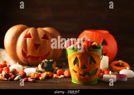 Halloween Gelee Süßigkeiten in Eimer auf Holztisch Stockfoto