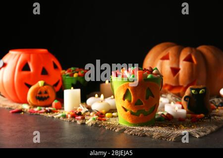 Halloween Gelee Süßigkeiten in Eimer auf dem Tisch Stockfoto