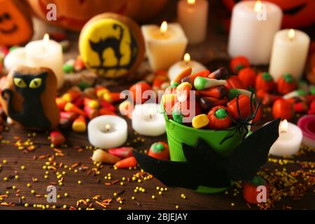 Halloween Gelee Süßigkeiten in Eimer auf Holztisch Stockfoto
