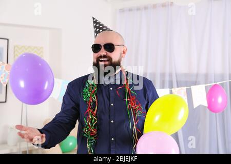 Lustige fette Mann feiert Geburtstag zu Hause Stockfoto