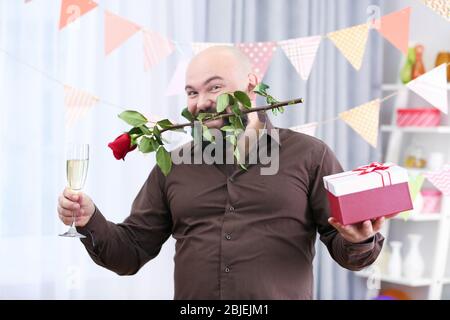 Lustige fette Mann feiert Geburtstag zu Hause Stockfoto