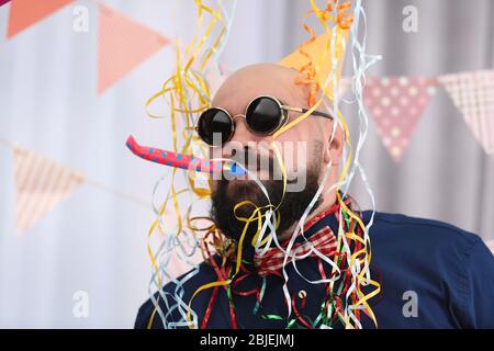 Lustige fette Mann feiert Geburtstag zu Hause Stockfoto