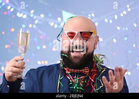 Lustige fette Mann feiert Geburtstag auf der Party Stockfoto