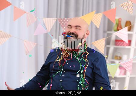 Lustige fette Mann feiert Geburtstag zu Hause Stockfoto