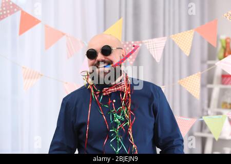 Lustige fette Mann feiert Geburtstag zu Hause Stockfoto