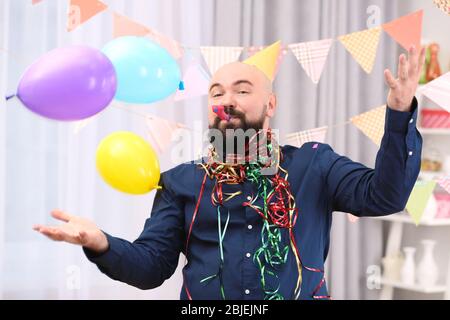 Lustige fette Mann feiert Geburtstag zu Hause Stockfoto