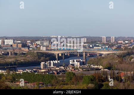Ein Stadtbild von Newcastle upon Tyne, England. Die Redheugh Bridge überspannt den Fluss Tyne zwischen Newcastle und Gateshead. Stockfoto