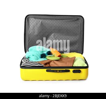 Reisetasche mit Kleidung, isoliert auf weiß Stockfoto