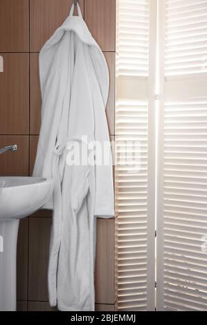 Bademantel hängt an Haken im Spa-Salon Stockfoto