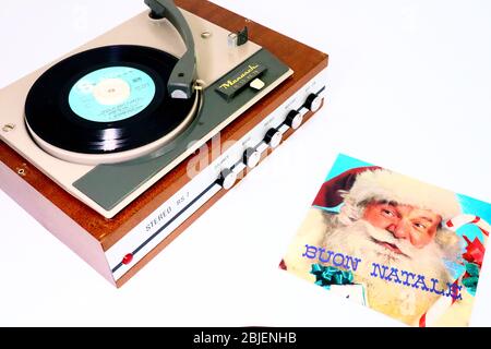 BUON NATALE Christmas Songs, Vintage Vinyl Record auf 1966 MONARCH Record Player Stockfoto