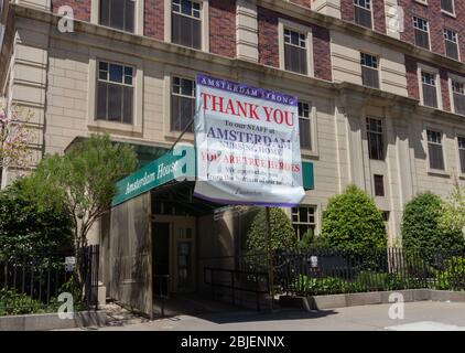 Vielen Dank an das Personal, das vor dem Amsterdamer Pflegeheim hängt. Pflegeheime sind stark vom Coronavirus oder der COVID-19-Pandemie betroffen Stockfoto