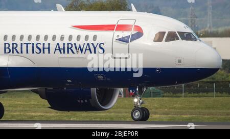 Glasgow, Großbritannien. 28. April 2020. Bild: Ein British Airways Flug von London Heathrow kommt in Glasgow an, das heute während der Coronavirus (COVID-19)-Krise eine von nur wenigen Linienflügen nach Glasgow ist. Bis heute hat British Airways eine Ankündigung gemacht, in der fast 12,000 Mitarbeiter auf die Pandemie reagiert haben, die jede große Fluggesellschaft getroffen hat und einige aus dem Geschäft herausgebracht hat. Quelle: Colin Fisher/Alamy Live News. Stockfoto