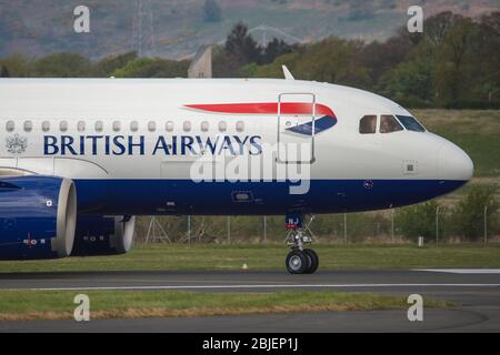 Glasgow, Großbritannien. 28. April 2020. Bild: Ein British Airways Flug von London Heathrow kommt in Glasgow an, das heute während der Coronavirus (COVID-19)-Krise eine von nur wenigen Linienflügen nach Glasgow ist. Bis heute hat British Airways eine Ankündigung gemacht, in der fast 12,000 Mitarbeiter auf die Pandemie reagiert haben, die jede große Fluggesellschaft getroffen hat und einige aus dem Geschäft herausgebracht hat. Quelle: Colin Fisher/Alamy Live News. Stockfoto