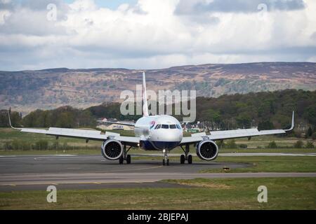 Glasgow, Großbritannien. 28. April 2020. Bild: Ein British Airways Flug von London Heathrow kommt in Glasgow an, das heute während der Coronavirus (COVID-19)-Krise eine von nur wenigen Linienflügen nach Glasgow ist. Bis heute hat British Airways eine Ankündigung gemacht, in der fast 12,000 Mitarbeiter auf die Pandemie reagiert haben, die jede große Fluggesellschaft getroffen hat und einige aus dem Geschäft herausgebracht hat. Quelle: Colin Fisher/Alamy Live News. Stockfoto