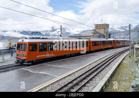 Gornergrat Bahn Elektro Zahnradbahn an Gornergrat Bergstation an einem bewölkten Sommertag in der Schweiz Stockfoto