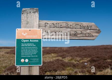 Schild mit dem Brückenweg über einem Moor in Wensleydale, North Yorkshire, der Besucher darauf hinweist, die nistenden Vögel nicht zu stören. Yorkshire Dales National Park, Großbritannien. Stockfoto