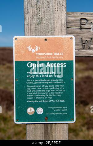 Schilder auf Moorland in Wensleydale, die Menschen raten, Wege zu halten und nicht Bein ihre Hunde laufen los, da es ein wichtiges Gebiet für Boden nistenden Vogel ist Stockfoto