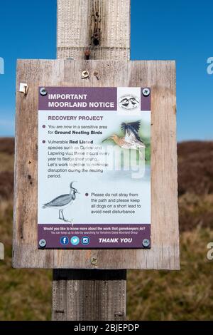 Schilder auf Moorland in Wensleydale, die Menschen raten, Wege zu halten und nicht Bein ihre Hunde laufen los, da es ein wichtiges Gebiet für Boden nistenden Vogel ist Stockfoto