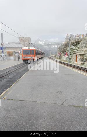 Gornergrat Bahn Elektro Zahnradbahn an Gornergrat Bergstation an einem bewölkten Sommertag in der Schweiz Stockfoto