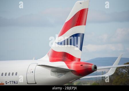 Glasgow, Großbritannien. 28. April 2020. Bild: Ein British Airways Flug von London Heathrow kommt in Glasgow an, das heute während der Coronavirus (COVID-19)-Krise eine von nur wenigen Linienflügen nach Glasgow ist. Bis heute hat British Airways eine Ankündigung gemacht, in der fast 12,000 Mitarbeiter auf die Pandemie reagiert haben, die jede große Fluggesellschaft getroffen hat und einige aus dem Geschäft herausgebracht hat. Quelle: Colin Fisher/Alamy Live News. Stockfoto