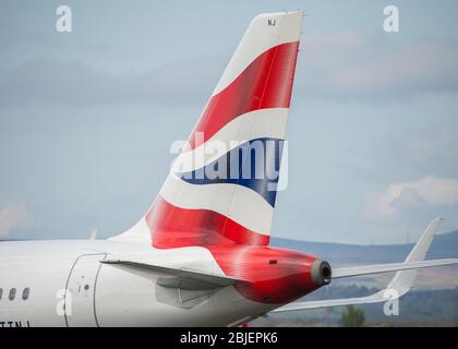 Glasgow, Großbritannien. 28. April 2020. Bild: Ein British Airways Flug von London Heathrow kommt in Glasgow an, das heute während der Coronavirus (COVID-19)-Krise eine von nur wenigen Linienflügen nach Glasgow ist. Bis heute hat British Airways eine Ankündigung gemacht, in der fast 12,000 Mitarbeiter auf die Pandemie reagiert haben, die jede große Fluggesellschaft getroffen hat und einige aus dem Geschäft herausgebracht hat. Quelle: Colin Fisher/Alamy Live News. Stockfoto