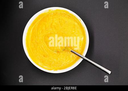 Eine Schüssel mit hausgekochten Butternut-Kürbissuppe. Die Suppe ist leicht gewürzt. Stockfoto