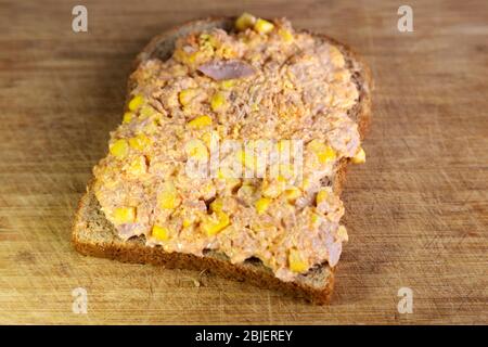 Ein Thunfisch und Mais schmelzen Käse Toastie. Das Sandwich wird mit Thunfisch, Cheddar-Käse, Mais und Mayonnaise hergestellt. Stockfoto