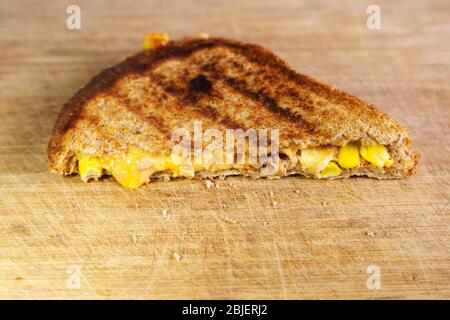 Ein Thunfisch und Mais schmelzen Käse Toastie. Das Sandwich wird mit Thunfisch, Cheddar-Käse, Mais und Mayonnaise hergestellt. Stockfoto
