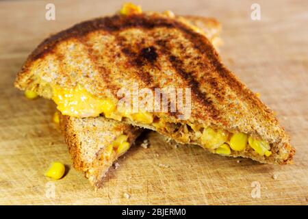 Ein Thunfisch und Mais schmelzen Käse Toastie. Das Sandwich wird mit Thunfisch, Cheddar-Käse, Mais und Mayonnaise hergestellt. Stockfoto