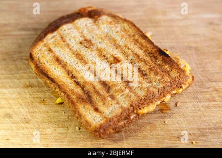 Ein Thunfisch und Mais schmelzen Käse Toastie. Das Sandwich wird mit Thunfisch, Cheddar-Käse, Mais und Mayonnaise hergestellt. Stockfoto