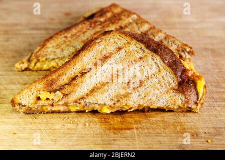 Ein Thunfisch und Mais schmelzen Käse Toastie. Das Sandwich wird mit Thunfisch, Cheddar-Käse, Mais und Mayonnaise hergestellt. Stockfoto