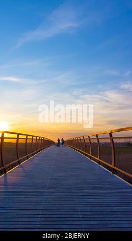 Hortobagy Ungarn 04 20 2019: Touristen fotografieren auf der Holzbrücke bei schönem Sonnenuntergang. Stockfoto