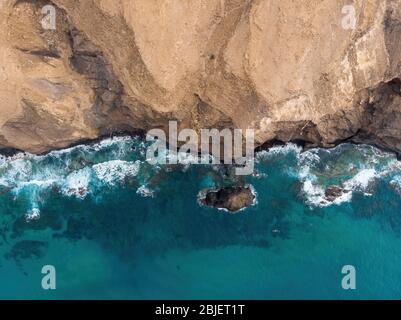 Schöne Luftaufnahme von türkisfarbenem Wasser, das auf den Kanarischen Inseln auf Felsen bricht Stockfoto