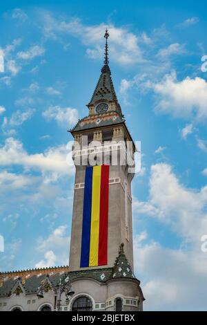 Rumänische Flagge hängt am Turm in Targu Mures in einem strahlend blauen Himmel Tag Stockfoto