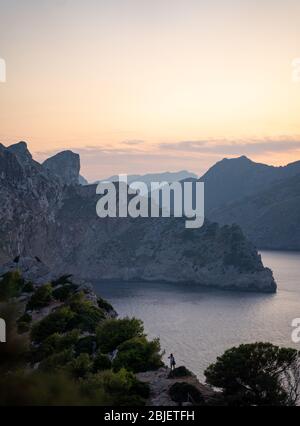 Felsige Berge und mittelmeer in Cap de Formentor, Mallorca, Spanien bei Sonnenuntergang Stockfoto