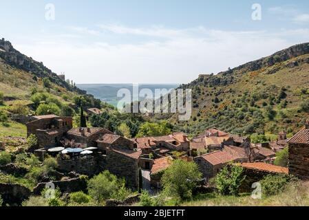 Schönes ländliches Dorf in den Bergen. Patones de Arriba, Madrid, Spanien Stockfoto