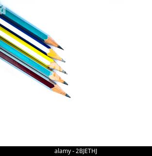 Einige verschiedene farbige Bleistiftstifte aus Holz auf weißem Papier angeordnet Stockfoto