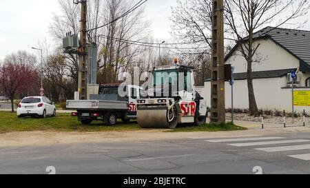 Gyor Ungarn 03 17 2020: Eine strabag Straßenwalze und ein LKW stehen auf der Seite der Straße. Stockfoto