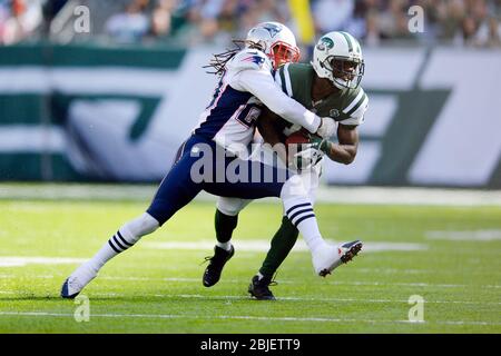 20. Oktober 2013: New York Jets Wide Receiver Jeremy Kerley (11) trägt den Ball nach einem Empfang als New England Patriots Defensive zurück Marquice Co Stockfoto