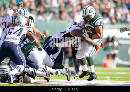 20. Oktober 2013: New York Jets Fullback Tommy Bohanon (40) wird im zweiten von New England Patriots Middle Linebacker Brandon Spikes (55) in Angriff genommen Stockfoto