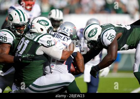 20. Oktober 2013: Die New England Patriots laufen zurück Stevan Ridley (22) wird von New York Jets defensivem Ende Sheldon Richardson (91), New York Jet gestoppt Stockfoto