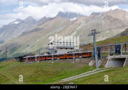 Elektrische Zahnradbahn Gornergrat am Bahnhof Riffelberg an einem bewölkten Sommertag in der Schweiz Stockfoto