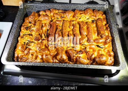 Hausgemachte vegetarische Kröte im Loch. Das Gericht wird mit vegetarischen Würstchen und Teig gemacht. Stockfoto