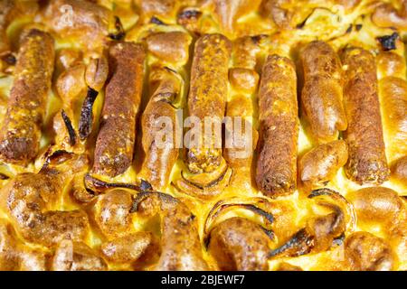 Hausgemachte Kröte im Loch. Das Gericht wird mit Würstchen im Teig gekocht. Stockfoto