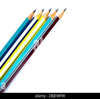 Lange unterschiedlich farbige Bleistiftstifte aus Holz auf weißem Papier angeordnet Stockfoto